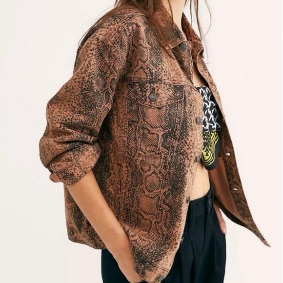 NWOT Free People Snake Trucker Jacket XS Brown Snakeskin Print Denim Cotton - Picture 2 of 14